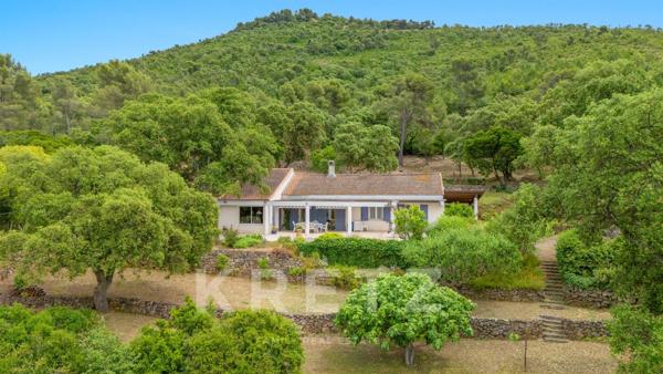 Le Pradet — Villa au calme, grand terrain naturel piscinable et vue mer