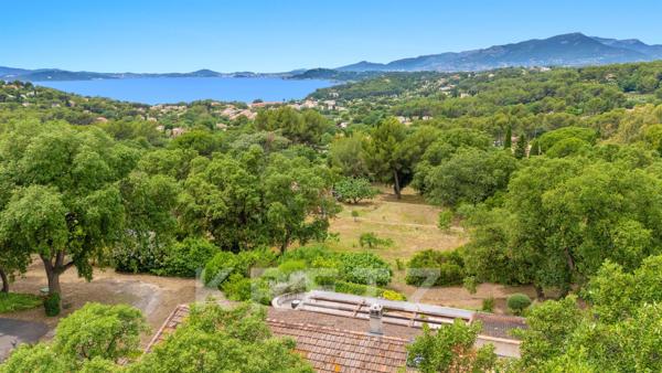 Le Pradet — Villa au calme, grand terrain naturel piscinable et vue mer