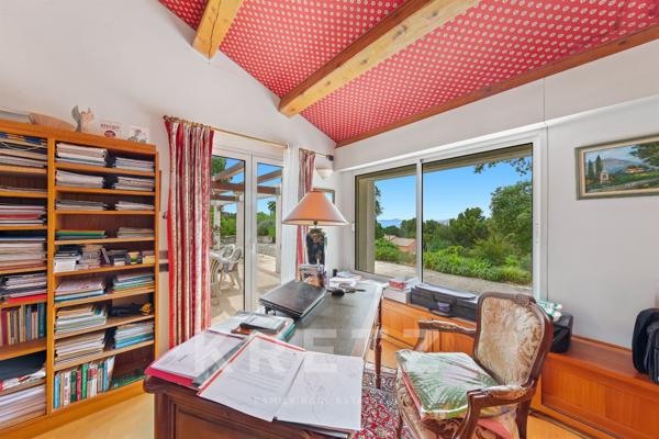 Le Pradet — Villa au calme, grand terrain naturel piscinable et vue mer