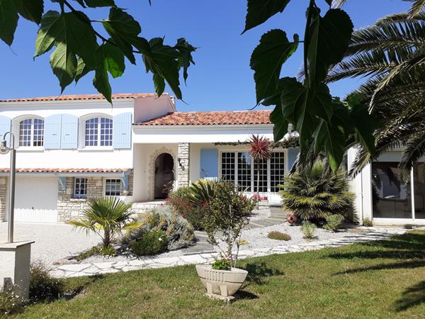 Belle villa familiale à deux pas du port - Grand terrain et dépendances