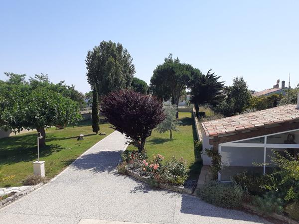 Belle villa familiale à deux pas du port - Grand terrain et dépendances