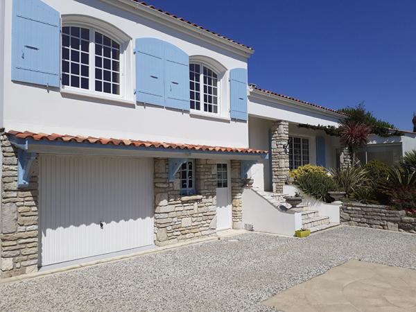 Belle villa familiale à deux pas du port - Grand terrain et dépendances