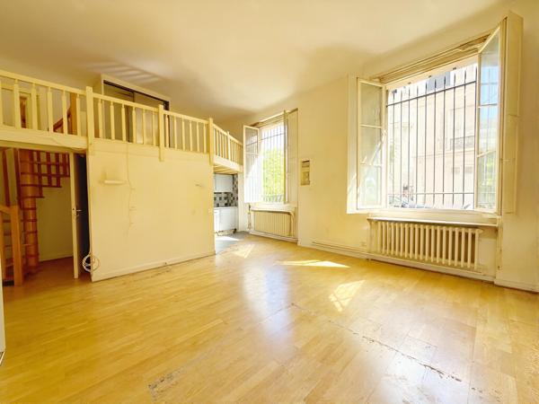 Grand studio avec très belle hauteur sous plafond