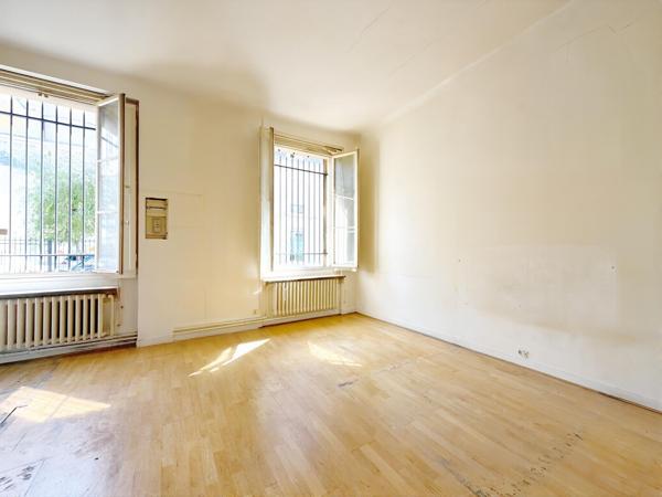 Grand studio avec très belle hauteur sous plafond