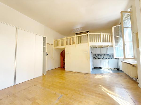 Grand studio avec très belle hauteur sous plafond