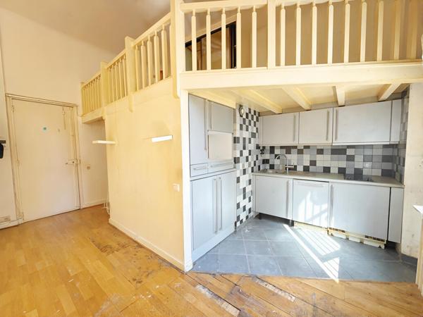 Grand studio avec très belle hauteur sous plafond