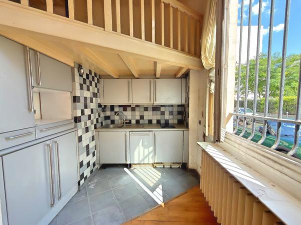 Grand studio avec très belle hauteur sous plafond