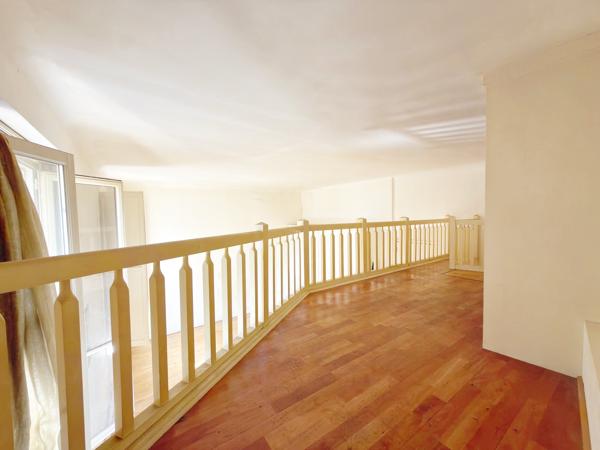 Grand studio avec très belle hauteur sous plafond