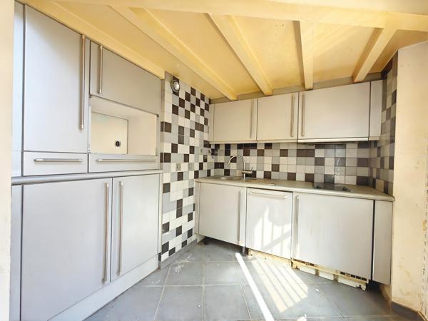 Grand studio avec très belle hauteur sous plafond