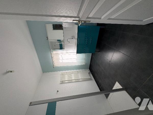 Quartier Tourlaville Place, sur terrain arboré, pavillon avec autonomie de plain pied, à rafraîchir.