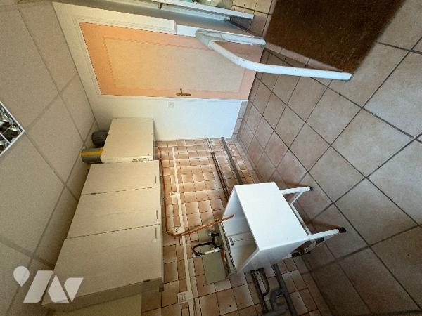 Quartier Tourlaville Place, sur terrain arboré, pavillon avec autonomie de plain pied, à rafraîchir.