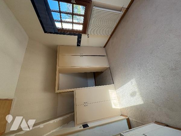 Quartier Tourlaville Place, sur terrain arboré, pavillon avec autonomie de plain pied, à rafraîchir.