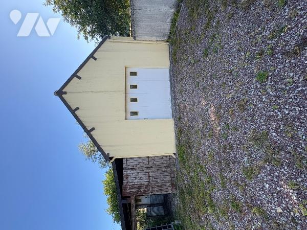 Quartier Tourlaville Place, sur terrain arboré, pavillon avec autonomie de plain pied, à rafraîchir.