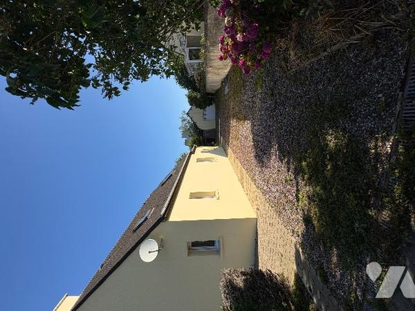 Quartier Tourlaville Place, sur terrain arboré, pavillon avec autonomie de plain pied, à rafraîchir.