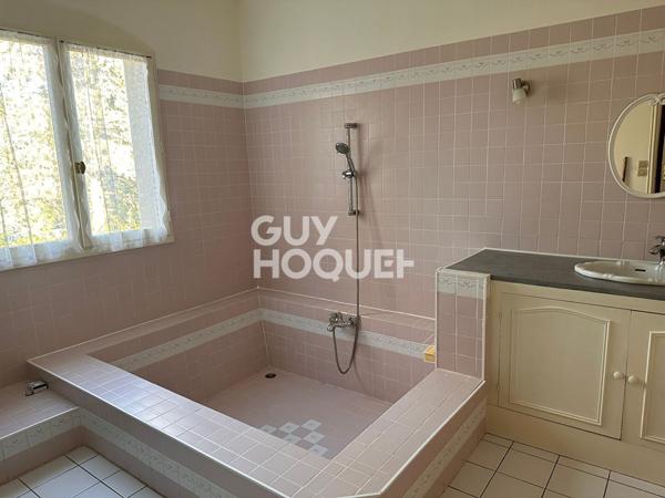 10 MN CARCASSONNE 6 chambres , jardin, piscine , garage.