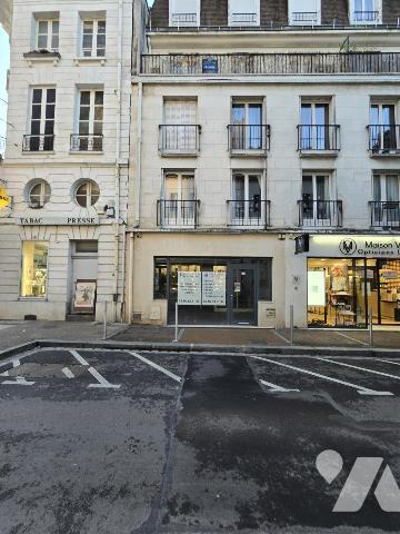  Vendre – Local Commercial Loué au Cœur de Sens