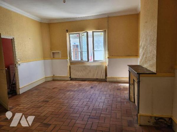 Maison de ville (134m²) à rafraichir :
-RdC : entrée, salon, salle à manger, cuisine, pièce, d...