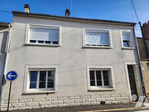 Maison de ville (134m²) à rafraichir :
-RdC : entrée, salon, salle à manger, cuisine, pièce, d...