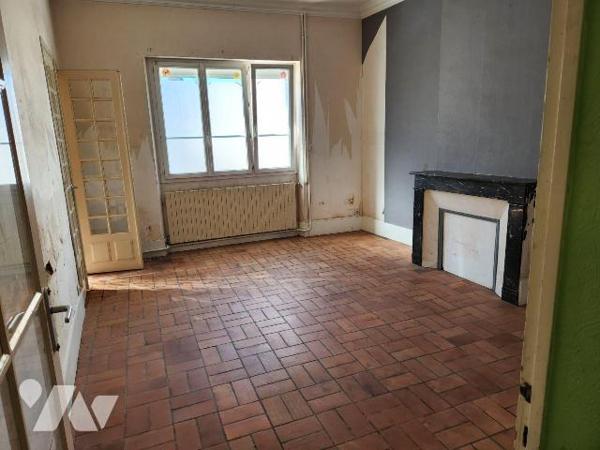 Maison de ville (134m²) à rafraichir :
-RdC : entrée, salon, salle à manger, cuisine, pièce, d...
