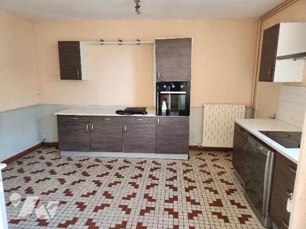 Maison de ville (134m²) à rafraichir :
-RdC : entrée, salon, salle à manger, cuisine, pièce, d...
