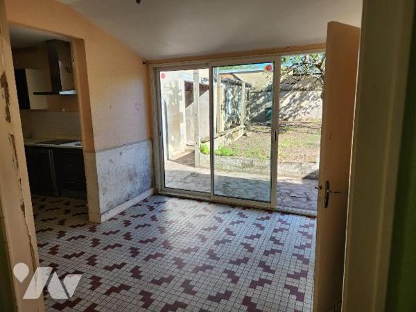 Maison de ville (134m²) à rafraichir :
-RdC : entrée, salon, salle à manger, cuisine, pièce, d...