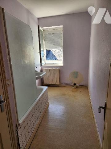 Maison de ville (134m²) à rafraichir :
-RdC : entrée, salon, salle à manger, cuisine, pièce, d...