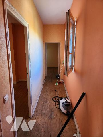 Maison de ville (134m²) à rafraichir :
-RdC : entrée, salon, salle à manger, cuisine, pièce, d...