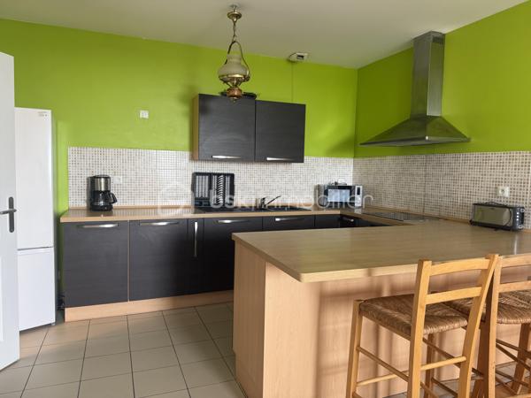 Découvrez ce spacieux appartement de 102,53 m² (loi Carrez), situé à Évry, à proximité immédiate des commerces, des écoles, des transports et de toutes les commodités.

Dès l'entrée, vous serez séduit par ses beaux volumes et sa luminosité.
 Il se compose de 4 chambres, d'une agréable pièce de vie avec cuisine américaine aménagée et équipée, offrant un espace convivial et fonctionnel.

Cet appartement constitue également une excellente opportunité d'investissement, avec un fort potentiel pour la colocation grâce à sa configuration idéale.

Les atouts :
Appartement 5 pièces – 4 chambres
Surface 102,53 m² (loi Carrez)
Cuisine américaine aménagée et équipée
Fenêtres en aluminium double vitrage
2 caves
1 place de parking en sous-sol sécurisé
Résidence sécurisée
Construction de 1970
DPE : C
Aucune anomalie électrique
Absence d'amiante
Appartement propre, entretenu et prêt à accueillir ses futurs propriétaires.

Charges et fiscalité :
Charges de copropriété : 347 € par mois, comprenant l'eau et le chauffage, ainsi que les charges courantes de la copropriété.
Taxe foncière : 2 392 € par an.

Que vous recherchiez votre résidence principale ou un investissement locatif rentable, cet appartement réunit tous les critères pour un véritable coup de cœur.

Une visite s'impose ! Contactez-moi dès aujourd'hui pour découvrir ce bien.