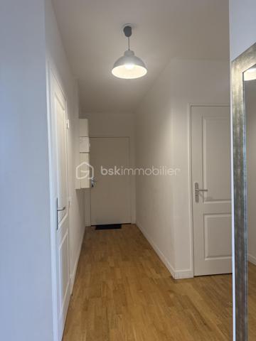Découvrez ce spacieux appartement de 102,53 m² (loi Carrez), situé à Évry, à proximité immédiate des commerces, des écoles, des transports et de toutes les commodités.

Dès l'entrée, vous serez séduit par ses beaux volumes et sa luminosité.
 Il se compose de 4 chambres, d'une agréable pièce de vie avec cuisine américaine aménagée et équipée, offrant un espace convivial et fonctionnel.

Cet appartement constitue également une excellente opportunité d'investissement, avec un fort potentiel pour la colocation grâce à sa configuration idéale.

Les atouts :
Appartement 5 pièces – 4 chambres
Surface 102,53 m² (loi Carrez)
Cuisine américaine aménagée et équipée
Fenêtres en aluminium double vitrage
2 caves
1 place de parking en sous-sol sécurisé
Résidence sécurisée
Construction de 1970
DPE : C
Aucune anomalie électrique
Absence d'amiante
Appartement propre, entretenu et prêt à accueillir ses futurs propriétaires.

Charges et fiscalité :
Charges de copropriété : 347 € par mois, comprenant l'eau et le chauffage, ainsi que les charges courantes de la copropriété.
Taxe foncière : 2 392 € par an.

Que vous recherchiez votre résidence principale ou un investissement locatif rentable, cet appartement réunit tous les critères pour un véritable coup de cœur.

Une visite s'impose ! Contactez-moi dès aujourd'hui pour découvrir ce bien.