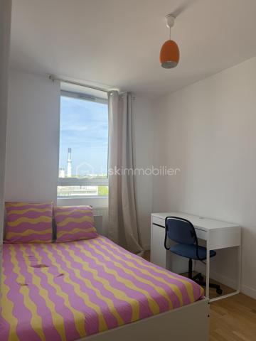 Découvrez ce spacieux appartement de 102,53 m² (loi Carrez), situé à Évry, à proximité immédiate des commerces, des écoles, des transports et de toutes les commodités.

Dès l'entrée, vous serez séduit par ses beaux volumes et sa luminosité.
 Il se compose de 4 chambres, d'une agréable pièce de vie avec cuisine américaine aménagée et équipée, offrant un espace convivial et fonctionnel.

Cet appartement constitue également une excellente opportunité d'investissement, avec un fort potentiel pour la colocation grâce à sa configuration idéale.

Les atouts :
Appartement 5 pièces – 4 chambres
Surface 102,53 m² (loi Carrez)
Cuisine américaine aménagée et équipée
Fenêtres en aluminium double vitrage
2 caves
1 place de parking en sous-sol sécurisé
Résidence sécurisée
Construction de 1970
DPE : C
Aucune anomalie électrique
Absence d'amiante
Appartement propre, entretenu et prêt à accueillir ses futurs propriétaires.

Charges et fiscalité :
Charges de copropriété : 347 € par mois, comprenant l'eau et le chauffage, ainsi que les charges courantes de la copropriété.
Taxe foncière : 2 392 € par an.

Que vous recherchiez votre résidence principale ou un investissement locatif rentable, cet appartement réunit tous les critères pour un véritable coup de cœur.

Une visite s'impose ! Contactez-moi dès aujourd'hui pour découvrir ce bien.