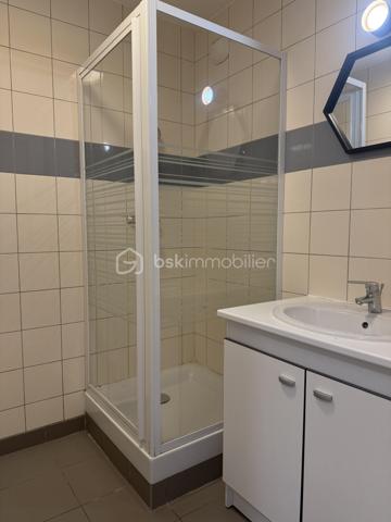Découvrez ce spacieux appartement de 102,53 m² (loi Carrez), situé à Évry, à proximité immédiate des commerces, des écoles, des transports et de toutes les commodités.

Dès l'entrée, vous serez séduit par ses beaux volumes et sa luminosité.
 Il se compose de 4 chambres, d'une agréable pièce de vie avec cuisine américaine aménagée et équipée, offrant un espace convivial et fonctionnel.

Cet appartement constitue également une excellente opportunité d'investissement, avec un fort potentiel pour la colocation grâce à sa configuration idéale.

Les atouts :
Appartement 5 pièces – 4 chambres
Surface 102,53 m² (loi Carrez)
Cuisine américaine aménagée et équipée
Fenêtres en aluminium double vitrage
2 caves
1 place de parking en sous-sol sécurisé
Résidence sécurisée
Construction de 1970
DPE : C
Aucune anomalie électrique
Absence d'amiante
Appartement propre, entretenu et prêt à accueillir ses futurs propriétaires.

Charges et fiscalité :
Charges de copropriété : 347 € par mois, comprenant l'eau et le chauffage, ainsi que les charges courantes de la copropriété.
Taxe foncière : 2 392 € par an.

Que vous recherchiez votre résidence principale ou un investissement locatif rentable, cet appartement réunit tous les critères pour un véritable coup de cœur.

Une visite s'impose ! Contactez-moi dès aujourd'hui pour découvrir ce bien.