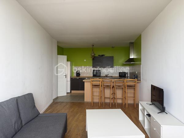 Découvrez ce spacieux appartement de 102,53 m² (loi Carrez), situé à Évry, à proximité immédiate des commerces, des écoles, des transports et de toutes les commodités.

Dès l'entrée, vous serez séduit par ses beaux volumes et sa luminosité.
 Il se compose de 4 chambres, d'une agréable pièce de vie avec cuisine américaine aménagée et équipée, offrant un espace convivial et fonctionnel.

Cet appartement constitue également une excellente opportunité d'investissement, avec un fort potentiel pour la colocation grâce à sa configuration idéale.

Les atouts :
Appartement 5 pièces – 4 chambres
Surface 102,53 m² (loi Carrez)
Cuisine américaine aménagée et équipée
Fenêtres en aluminium double vitrage
2 caves
1 place de parking en sous-sol sécurisé
Résidence sécurisée
Construction de 1970
DPE : C
Aucune anomalie électrique
Absence d'amiante
Appartement propre, entretenu et prêt à accueillir ses futurs propriétaires.

Charges et fiscalité :
Charges de copropriété : 347 € par mois, comprenant l'eau et le chauffage, ainsi que les charges courantes de la copropriété.
Taxe foncière : 2 392 € par an.

Que vous recherchiez votre résidence principale ou un investissement locatif rentable, cet appartement réunit tous les critères pour un véritable coup de cœur.

Une visite s'impose ! Contactez-moi dès aujourd'hui pour découvrir ce bien.