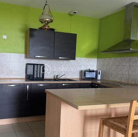Découvrez ce spacieux appartement de 102,53 m² (loi Carrez), situé à Évry, à proximité immédiate des commerces, des écoles, des transports et de toutes les commodités.

Dès l'entrée, vous serez séduit par ses beaux volumes et sa luminosité.
 Il se compose de 4 chambres, d'une agréable pièce de vie avec cuisine américaine aménagée et équipée, offrant un espace convivial et fonctionnel.

Cet appartement constitue également une excellente opportunité d'investissement, avec un fort potentiel pour la colocation grâce à sa configuration idéale.

Les atouts :
Appartement 5 pièces – 4 chambres
Surface 102,53 m² (loi Carrez)
Cuisine américaine aménagée et équipée
Fenêtres en aluminium double vitrage
2 caves
1 place de parking en sous-sol sécurisé
Résidence sécurisée
Construction de 1970
DPE : C
Aucune anomalie électrique
Absence d'amiante
Appartement propre, entretenu et prêt à accueillir ses futurs propriétaires.

Charges et fiscalité :
Charges de copropriété : 347 € par mois, comprenant l'eau et le chauffage, ainsi que les charges courantes de la copropriété.
Taxe foncière : 2 392 € par an.

Que vous recherchiez votre résidence principale ou un investissement locatif rentable, cet appartement réunit tous les critères pour un véritable coup de cœur.

Une visite s'impose ! Contactez-moi dès aujourd'hui pour découvrir ce bien.