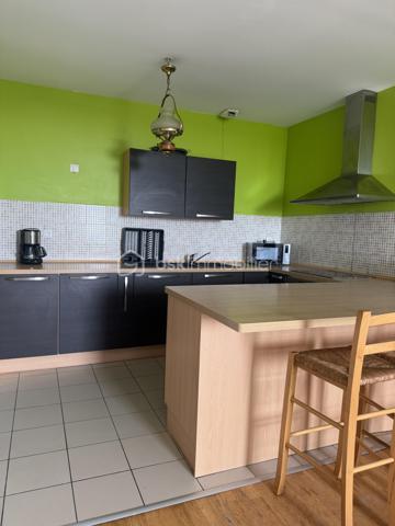Découvrez ce spacieux appartement de 102,53 m² (loi Carrez), situé à Évry, à proximité immédiate des commerces, des écoles, des transports et de toutes les commodités.

Dès l'entrée, vous serez séduit par ses beaux volumes et sa luminosité.
 Il se compose de 4 chambres, d'une agréable pièce de vie avec cuisine américaine aménagée et équipée, offrant un espace convivial et fonctionnel.

Cet appartement constitue également une excellente opportunité d'investissement, avec un fort potentiel pour la colocation grâce à sa configuration idéale.

Les atouts :
Appartement 5 pièces – 4 chambres
Surface 102,53 m² (loi Carrez)
Cuisine américaine aménagée et équipée
Fenêtres en aluminium double vitrage
2 caves
1 place de parking en sous-sol sécurisé
Résidence sécurisée
Construction de 1970
DPE : C
Aucune anomalie électrique
Absence d'amiante
Appartement propre, entretenu et prêt à accueillir ses futurs propriétaires.

Charges et fiscalité :
Charges de copropriété : 347 € par mois, comprenant l'eau et le chauffage, ainsi que les charges courantes de la copropriété.
Taxe foncière : 2 392 € par an.

Que vous recherchiez votre résidence principale ou un investissement locatif rentable, cet appartement réunit tous les critères pour un véritable coup de cœur.

Une visite s'impose ! Contactez-moi dès aujourd'hui pour découvrir ce bien.