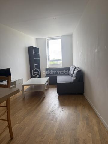Découvrez ce spacieux appartement de 102,53 m² (loi Carrez), situé à Évry, à proximité immédiate des commerces, des écoles, des transports et de toutes les commodités.

Dès l'entrée, vous serez séduit par ses beaux volumes et sa luminosité.
 Il se compose de 4 chambres, d'une agréable pièce de vie avec cuisine américaine aménagée et équipée, offrant un espace convivial et fonctionnel.

Cet appartement constitue également une excellente opportunité d'investissement, avec un fort potentiel pour la colocation grâce à sa configuration idéale.

Les atouts :
Appartement 5 pièces – 4 chambres
Surface 102,53 m² (loi Carrez)
Cuisine américaine aménagée et équipée
Fenêtres en aluminium double vitrage
2 caves
1 place de parking en sous-sol sécurisé
Résidence sécurisée
Construction de 1970
DPE : C
Aucune anomalie électrique
Absence d'amiante
Appartement propre, entretenu et prêt à accueillir ses futurs propriétaires.

Charges et fiscalité :
Charges de copropriété : 347 € par mois, comprenant l'eau et le chauffage, ainsi que les charges courantes de la copropriété.
Taxe foncière : 2 392 € par an.

Que vous recherchiez votre résidence principale ou un investissement locatif rentable, cet appartement réunit tous les critères pour un véritable coup de cœur.

Une visite s'impose ! Contactez-moi dès aujourd'hui pour découvrir ce bien.