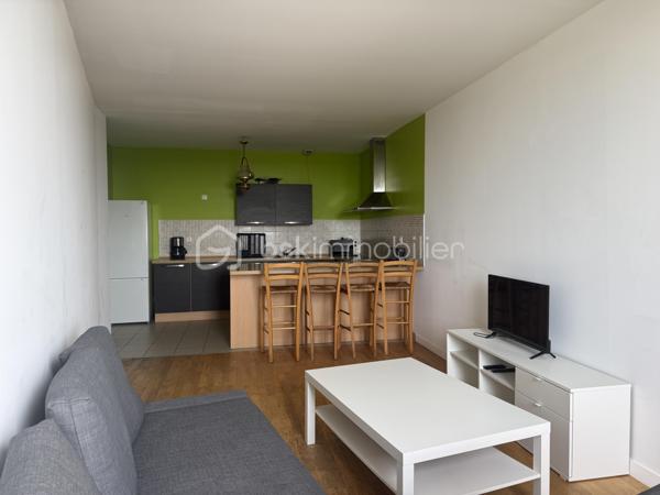 Découvrez ce spacieux appartement de 102,53 m² (loi Carrez), situé à Évry, à proximité immédiate des commerces, des écoles, des transports et de toutes les commodités.

Dès l'entrée, vous serez séduit par ses beaux volumes et sa luminosité.
 Il se compose de 4 chambres, d'une agréable pièce de vie avec cuisine américaine aménagée et équipée, offrant un espace convivial et fonctionnel.

Cet appartement constitue également une excellente opportunité d'investissement, avec un fort potentiel pour la colocation grâce à sa configuration idéale.

Les atouts :
Appartement 5 pièces – 4 chambres
Surface 102,53 m² (loi Carrez)
Cuisine américaine aménagée et équipée
Fenêtres en aluminium double vitrage
2 caves
1 place de parking en sous-sol sécurisé
Résidence sécurisée
Construction de 1970
DPE : C
Aucune anomalie électrique
Absence d'amiante
Appartement propre, entretenu et prêt à accueillir ses futurs propriétaires.

Charges et fiscalité :
Charges de copropriété : 347 € par mois, comprenant l'eau et le chauffage, ainsi que les charges courantes de la copropriété.
Taxe foncière : 2 392 € par an.

Que vous recherchiez votre résidence principale ou un investissement locatif rentable, cet appartement réunit tous les critères pour un véritable coup de cœur.

Une visite s'impose ! Contactez-moi dès aujourd'hui pour découvrir ce bien.