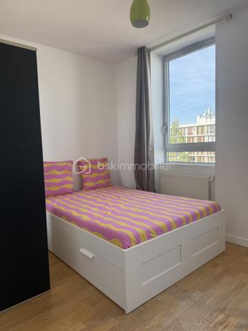 Découvrez ce spacieux appartement de 102,53 m² (loi Carrez), situé à Évry, à proximité immédiate des commerces, des écoles, des transports et de toutes les commodités.

Dès l'entrée, vous serez séduit par ses beaux volumes et sa luminosité.
 Il se compose de 4 chambres, d'une agréable pièce de vie avec cuisine américaine aménagée et équipée, offrant un espace convivial et fonctionnel.

Cet appartement constitue également une excellente opportunité d'investissement, avec un fort potentiel pour la colocation grâce à sa configuration idéale.

Les atouts :
Appartement 5 pièces – 4 chambres
Surface 102,53 m² (loi Carrez)
Cuisine américaine aménagée et équipée
Fenêtres en aluminium double vitrage
2 caves
1 place de parking en sous-sol sécurisé
Résidence sécurisée
Construction de 1970
DPE : C
Aucune anomalie électrique
Absence d'amiante
Appartement propre, entretenu et prêt à accueillir ses futurs propriétaires.

Charges et fiscalité :
Charges de copropriété : 347 € par mois, comprenant l'eau et le chauffage, ainsi que les charges courantes de la copropriété.
Taxe foncière : 2 392 € par an.

Que vous recherchiez votre résidence principale ou un investissement locatif rentable, cet appartement réunit tous les critères pour un véritable coup de cœur.

Une visite s'impose ! Contactez-moi dès aujourd'hui pour découvrir ce bien.