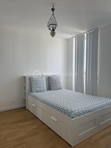 Découvrez ce spacieux appartement de 102,53 m² (loi Carrez), situé à Évry, à proximité immédiate des commerces, des écoles, des transports et de toutes les commodités.

Dès l'entrée, vous serez séduit par ses beaux volumes et sa luminosité.
 Il se compose de 4 chambres, d'une agréable pièce de vie avec cuisine américaine aménagée et équipée, offrant un espace convivial et fonctionnel.

Cet appartement constitue également une excellente opportunité d'investissement, avec un fort potentiel pour la colocation grâce à sa configuration idéale.

Les atouts :
Appartement 5 pièces – 4 chambres
Surface 102,53 m² (loi Carrez)
Cuisine américaine aménagée et équipée
Fenêtres en aluminium double vitrage
2 caves
1 place de parking en sous-sol sécurisé
Résidence sécurisée
Construction de 1970
DPE : C
Aucune anomalie électrique
Absence d'amiante
Appartement propre, entretenu et prêt à accueillir ses futurs propriétaires.

Charges et fiscalité :
Charges de copropriété : 347 € par mois, comprenant l'eau et le chauffage, ainsi que les charges courantes de la copropriété.
Taxe foncière : 2 392 € par an.

Que vous recherchiez votre résidence principale ou un investissement locatif rentable, cet appartement réunit tous les critères pour un véritable coup de cœur.

Une visite s'impose ! Contactez-moi dès aujourd'hui pour découvrir ce bien.