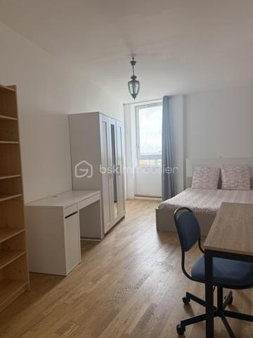 Découvrez ce spacieux appartement de 102,53 m² (loi Carrez), situé à Évry, à proximité immédiate des commerces, des écoles, des transports et de toutes les commodités.

Dès l'entrée, vous serez séduit par ses beaux volumes et sa luminosité.
 Il se compose de 4 chambres, d'une agréable pièce de vie avec cuisine américaine aménagée et équipée, offrant un espace convivial et fonctionnel.

Cet appartement constitue également une excellente opportunité d'investissement, avec un fort potentiel pour la colocation grâce à sa configuration idéale.

Les atouts :
Appartement 5 pièces – 4 chambres
Surface 102,53 m² (loi Carrez)
Cuisine américaine aménagée et équipée
Fenêtres en aluminium double vitrage
2 caves
1 place de parking en sous-sol sécurisé
Résidence sécurisée
Construction de 1970
DPE : C
Aucune anomalie électrique
Absence d'amiante
Appartement propre, entretenu et prêt à accueillir ses futurs propriétaires.

Charges et fiscalité :
Charges de copropriété : 347 € par mois, comprenant l'eau et le chauffage, ainsi que les charges courantes de la copropriété.
Taxe foncière : 2 392 € par an.

Que vous recherchiez votre résidence principale ou un investissement locatif rentable, cet appartement réunit tous les critères pour un véritable coup de cœur.

Une visite s'impose ! Contactez-moi dès aujourd'hui pour découvrir ce bien.