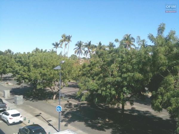 RARE - RESIDENCE DE BON STANDING CENTRE VILLE LE PORT APPARTEMENT T2+V RENOVE - IDEAL INVESTISSEMENT OU 1° ACHAT