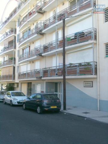 RARE - RESIDENCE DE BON STANDING CENTRE VILLE LE PORT APPARTEMENT T2+V RENOVE - IDEAL INVESTISSEMENT OU 1° ACHAT