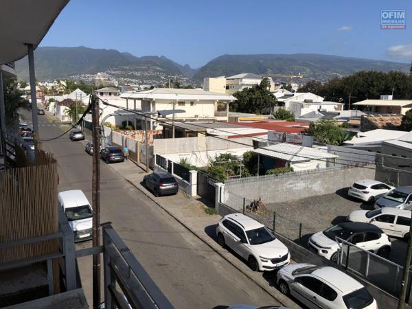 RARE - RESIDENCE DE BON STANDING CENTRE VILLE LE PORT APPARTEMENT T2+V RENOVE - IDEAL INVESTISSEMENT OU 1° ACHAT