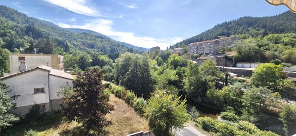 Grand appartement T5 lumineux de 90 m² avec balcon, garage et cave - Résidence calme au bord de la Dorne