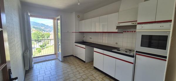 Grand appartement T5 lumineux de 90 m² avec balcon, garage et cave - Résidence calme au bord de la Dorne