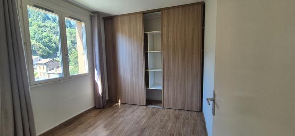 Grand appartement T5 lumineux de 90 m² avec balcon, garage et cave - Résidence calme au bord de la Dorne