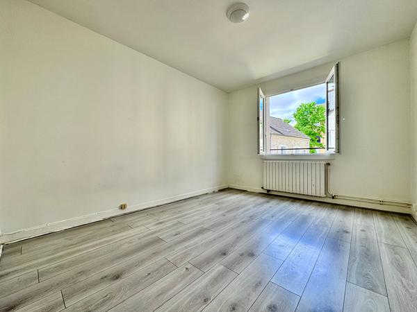 Appartement 3 pièces de 70 m² avec cave et grenier en centre-ville d'Etampes