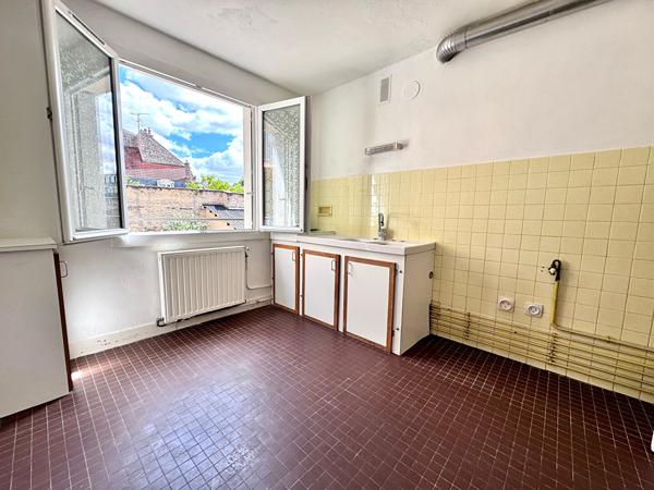 Appartement 3 pièces de 70 m² avec cave et grenier en centre-ville d'Etampes