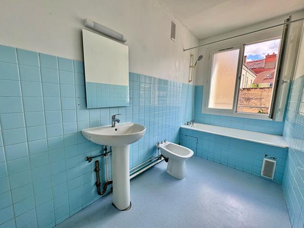 Appartement 3 pièces de 70 m² avec cave et grenier en centre-ville d'Etampes