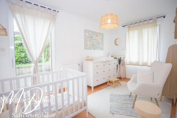 Superbe maison contemporaine de plain-pied avec garage et jardin
