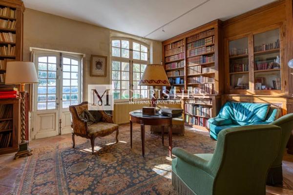 Près de Saint-Emilion – Exceptionnel Château historique entouré de 112 ha, parc avec piscine et tennis